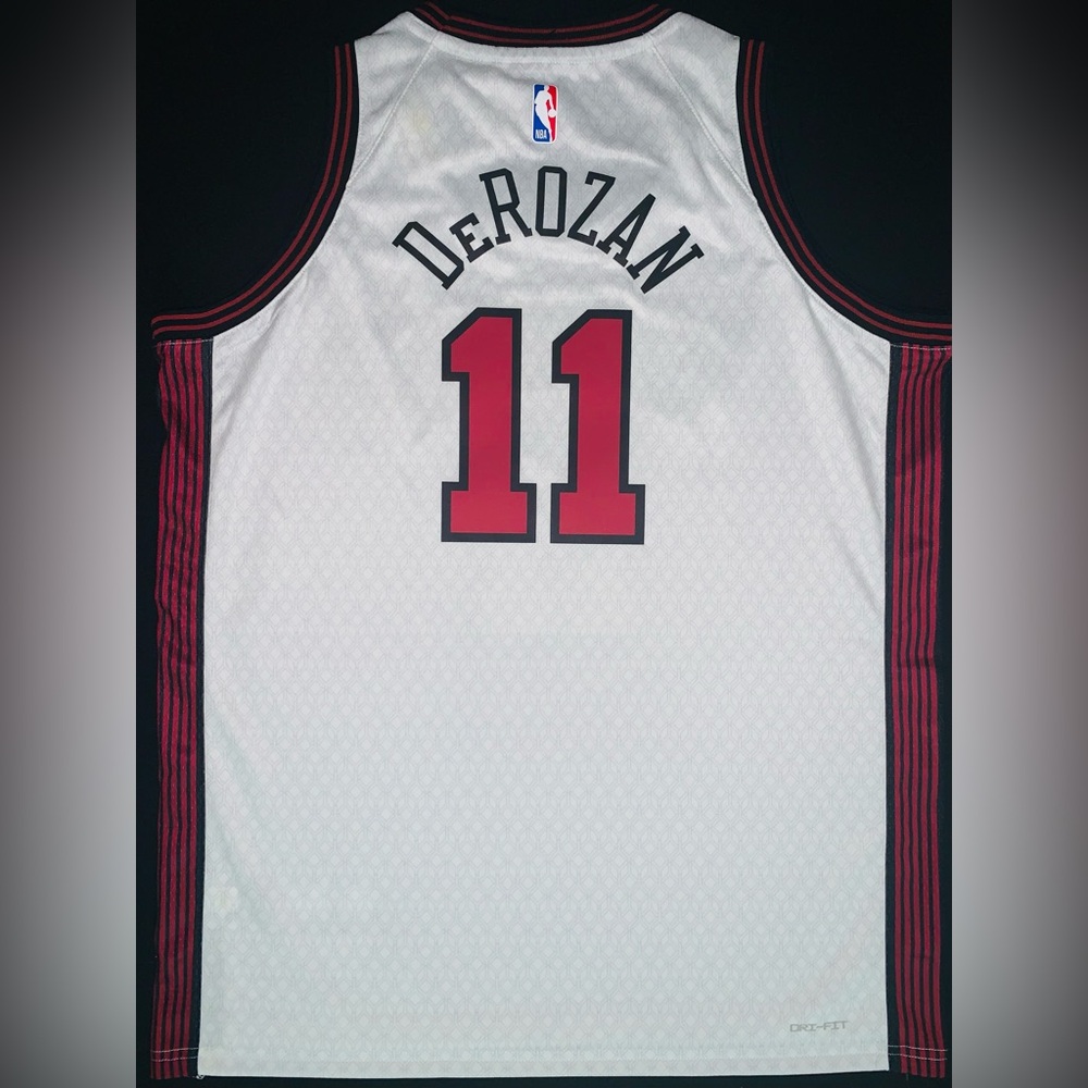 NWT Nike DeMar DeRozan Chicago Bulls #11 White City Swingman Jersey Youth XL - Picture 6 of 7